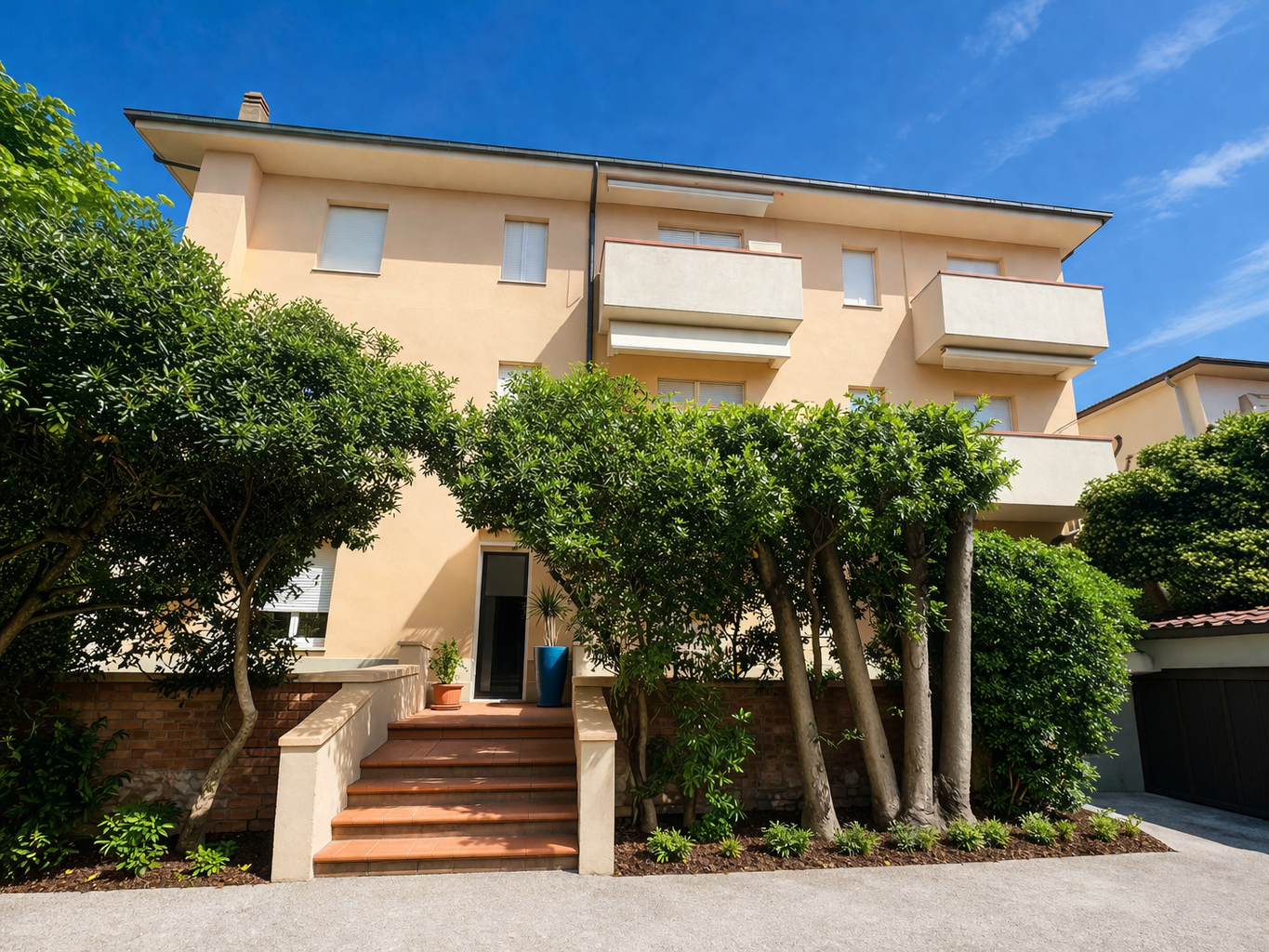 Residence I Mari - Ingresso con vaso blu